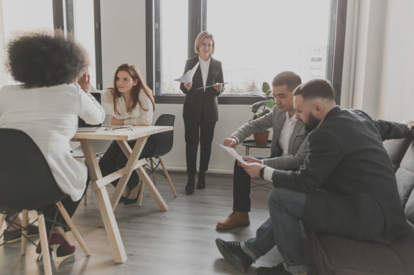 Equipo de trabajo colaborando en estrategias financieras corporativas